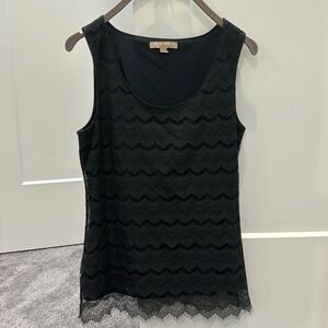 Banana Republic women’s navy lined camisole with lace overlay in size Small.